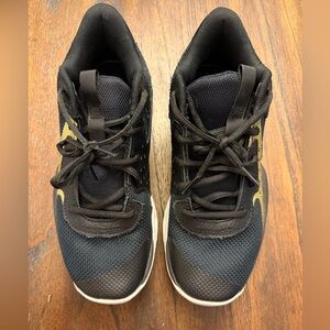 Under Armour Youth size 7 Black and Gold Basketball Tennis Shoes
